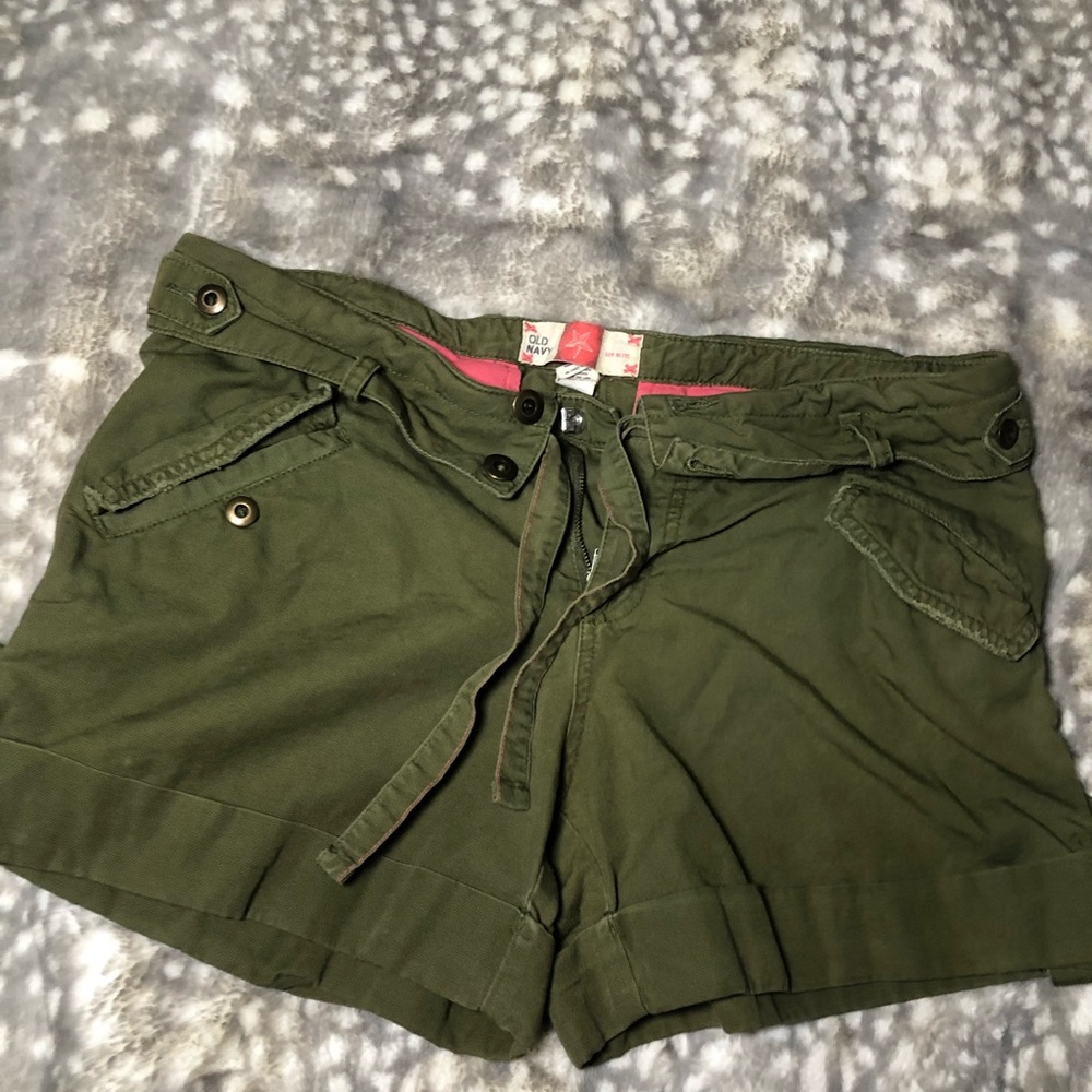 Olive shorts with pink details